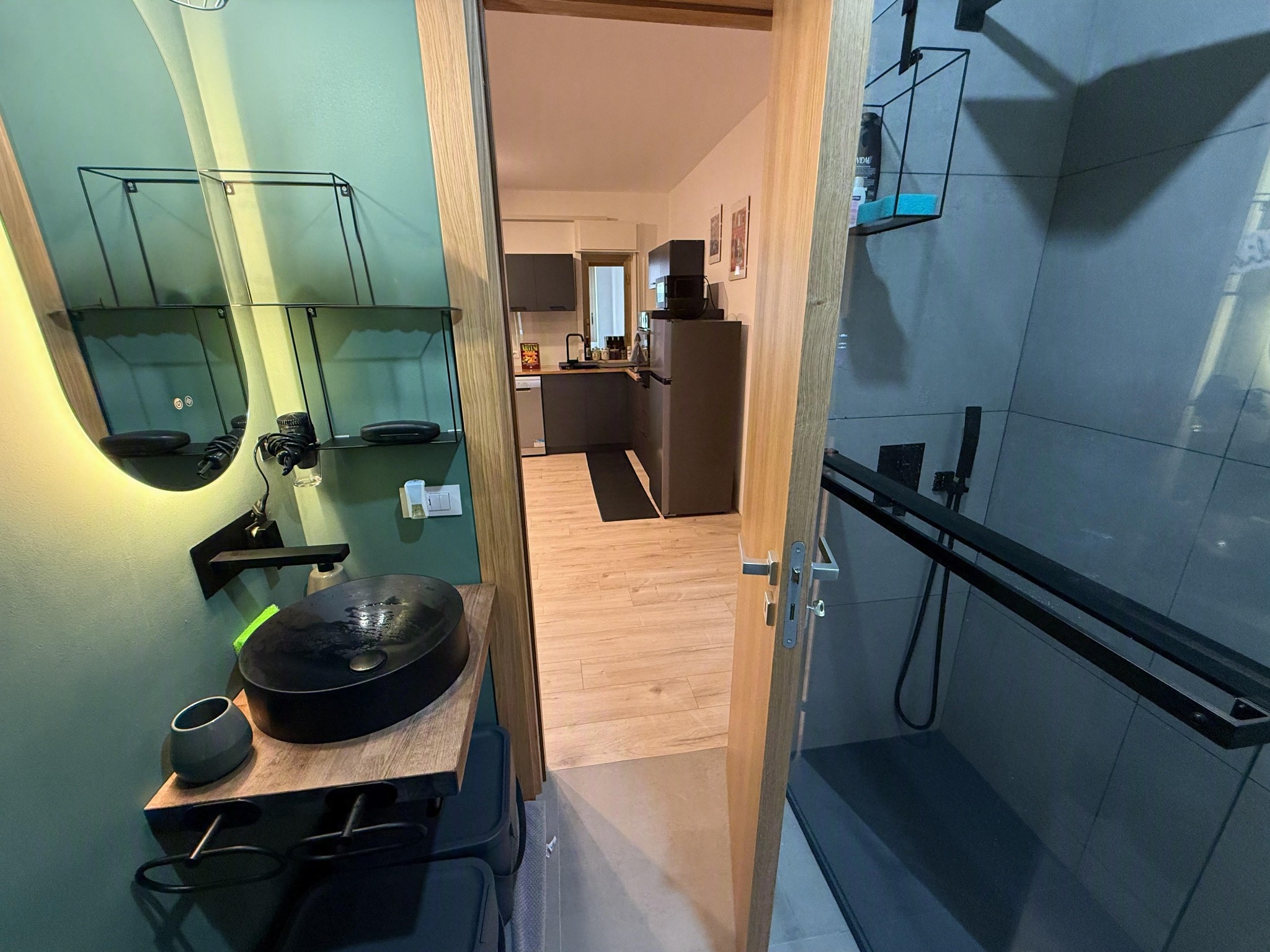Bagno moderno con doccia