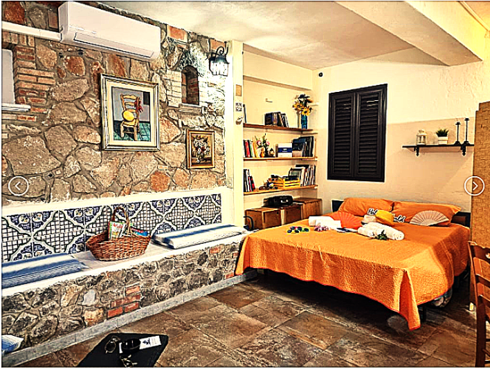 Divano letto e parete in pietra