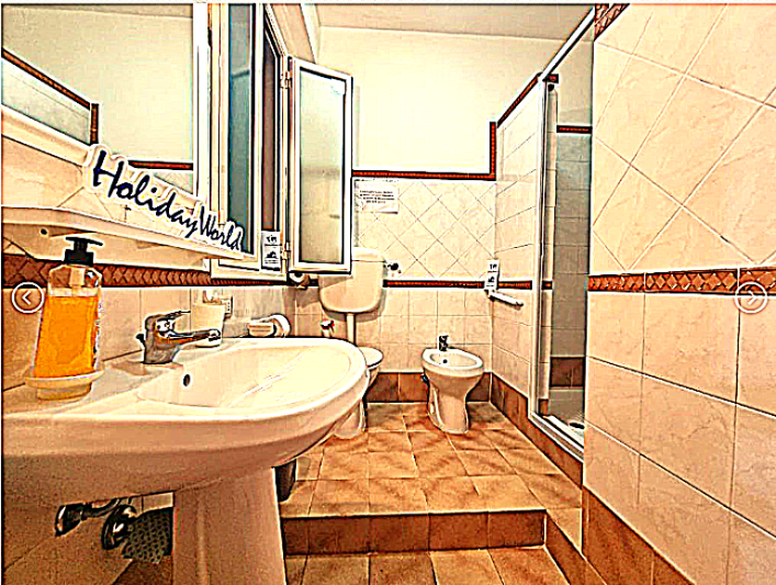 Bagno con doccia e bidet