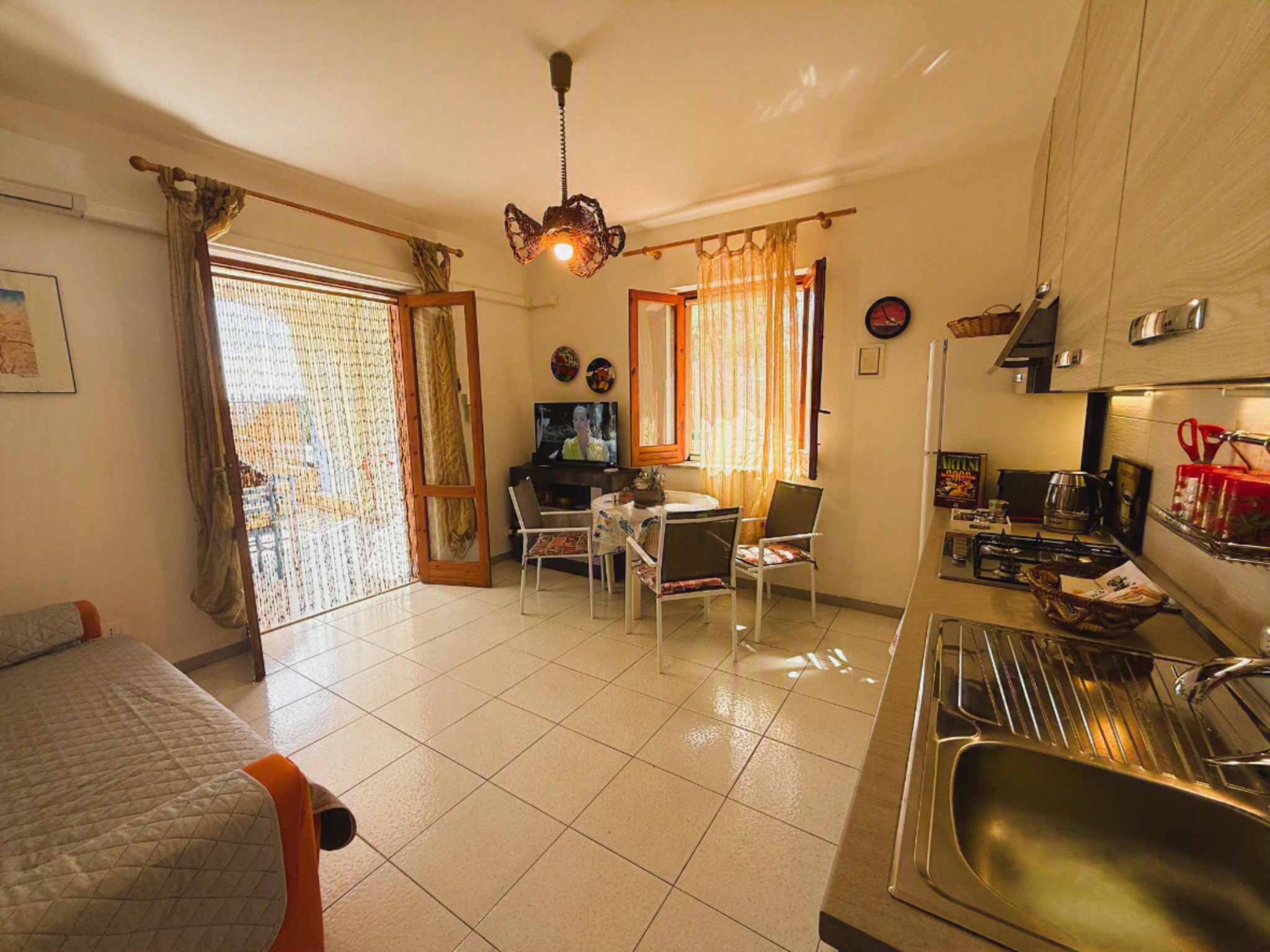 Cucina completa e zona pranzo