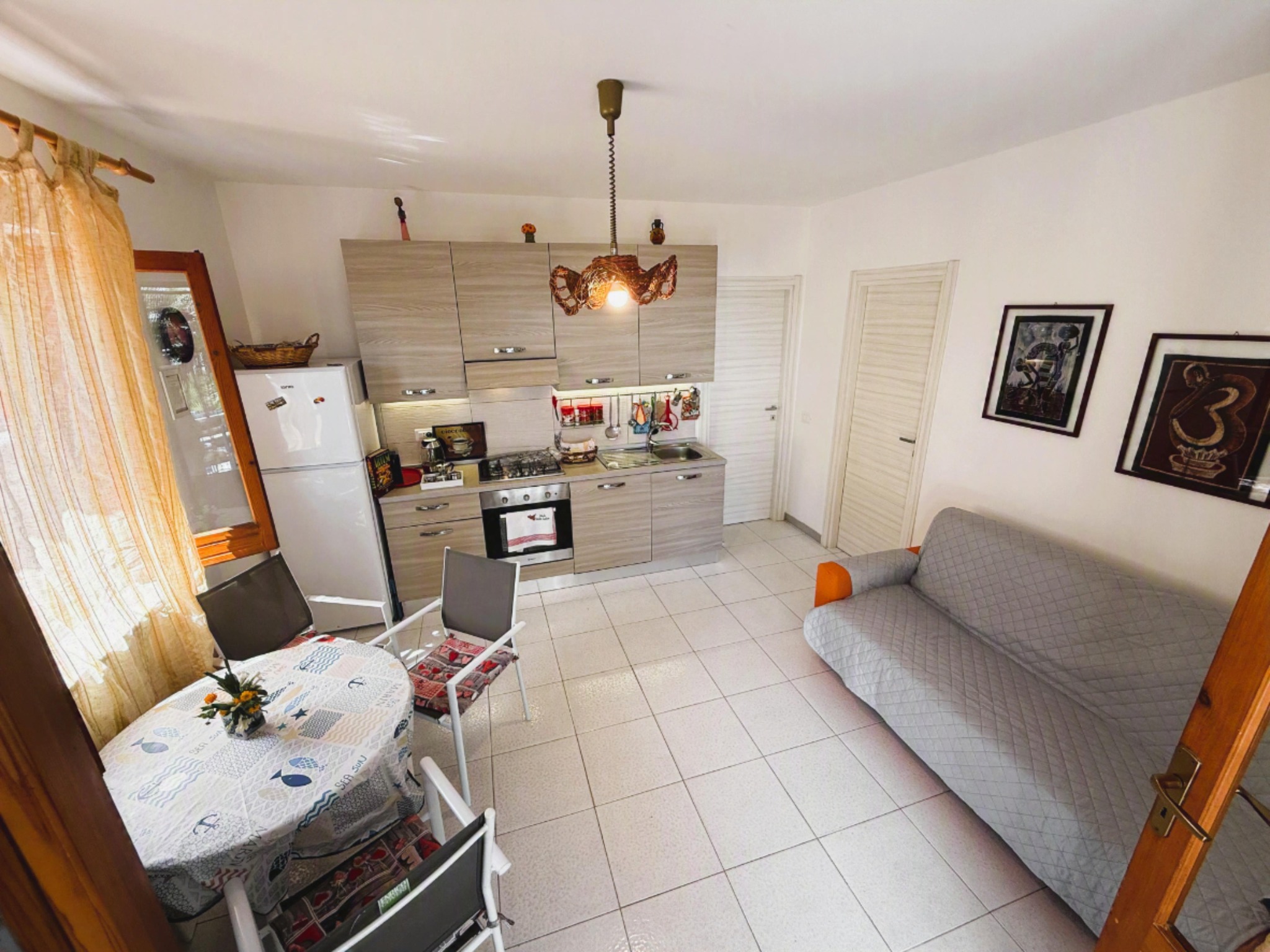 Soggiorno con cucina e divano letto