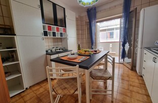 Cucina attrezzata con zona pranzo